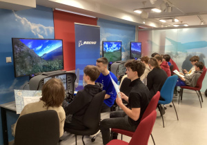 ósmoklasiści w pracowni Newton Room PLOPŁ