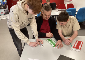 ósmoklasiści w pracowni Newton Room PLOPŁ