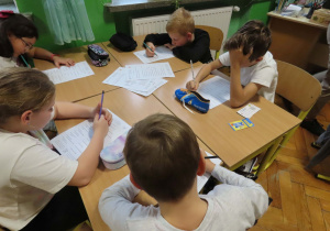 Uczniowie klasy IIIa poznają Konstytucję