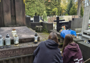 Sprzątanie zabytkowych pomników na Starym Cmentarzu w Łodzi