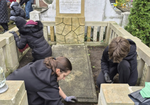 Sprzątanie zabytkowych pomników na Starym Cmentarzu w Łodzi