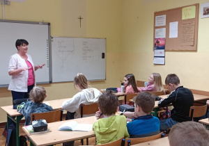 Spotkanie z pielęgniarką na lekcji przyrody