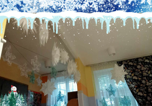 zimowa dekoracja w świetlicy - gwiazdy i śnieżynki foto3
