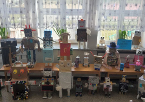 Wystawa prac konkursowych uczniów klas trzecich naszej szkoły - "Robot z recyklingu" foto