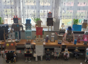 Wystawa prac konkursowych uczniów klas trzecich naszej szkoły - "Robot z recyklingu"