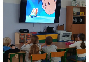 Dzieci podczas oglądania bajki edukacyjnej