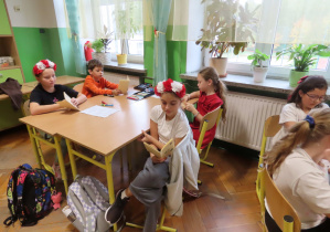 Uczniowie klasy IIIa poznają Konstytucję