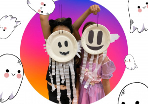 Uczniowie prezentujący wykonaną pracę plastyczną