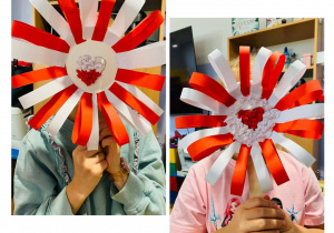 dzieci prezentują pracę plastyczną - kwiat w barwach narodowych