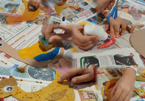 dzieci wykonują pracę plastyczną - złota kaczka