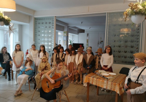 Wizyta uczniów klasy IIIa w Domu Pomocy Społecznej „Pogodna Jesień”