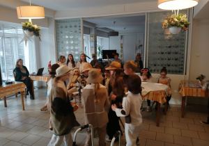 Wizyta uczniów klasy IIIa w Domu Pomocy Społecznej „Pogodna Jesień”