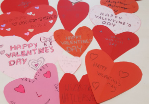 serduszka z okazji Dnia Świętego Walentego dla dzieci z hospicjum w Łodzi