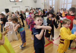 Bal karnawałowy w klasach edukacji wczesnoszkolnej