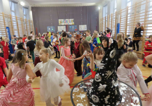 Bal karnawałowy w klasach edukacji wczesnoszkolnej