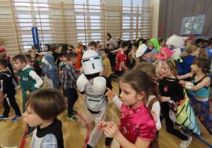 Bal karnawałowy w klasach edukacji wczesnoszkolnej