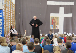 dzieci uczestniczące w rekolekcjach