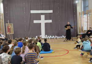 dzieci uczestniczące w rekolekcjach