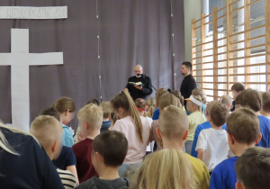 dzieci uczestniczące w rekolekcjach