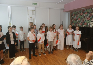 Uczniowie klasy 3a w Domu Pomocy Społecznej "Pogodna jesień"