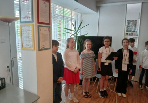 Uczniowie klasy 3a w Domu Pomocy Społecznej "Pogodna jesień"