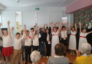 Uczniowie klasy 3a w Domu Pomocy Społecznej "Pogodna jesień"