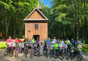 rowerowa wyprawa klasy 4b z wychowawcą i rodzicami