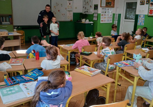 Bezpieczna droga do szkoły – spotkanie z policjantem w klasach 1a i 1b
