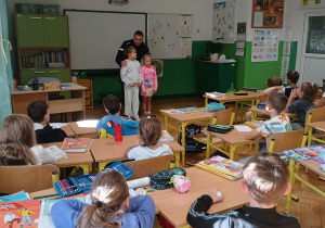 Bezpieczna droga do szkoły – spotkanie z policjantem w klasach 1a i 1b