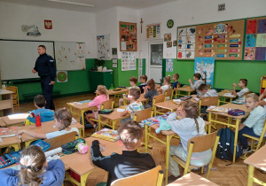 Bezpieczna droga do szkoły – spotkanie z policjantem w klasach 1a i 1b