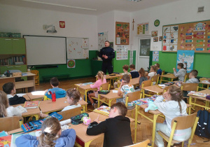Bezpieczna droga do szkoły – spotkanie z policjantem w klasach 1a i 1b