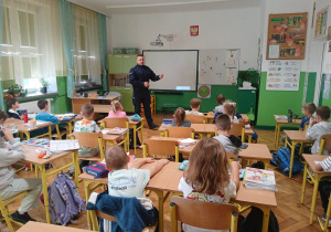 Bezpieczna droga do szkoły – spotkanie z policjantem w klasach 1a i 1b