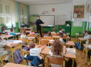 Bezpieczna droga do szkoły – spotkanie z policjantem w klasach 1a i 1b