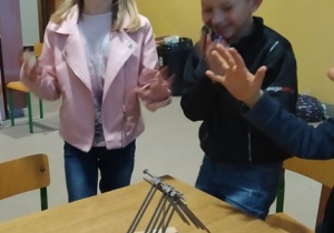 dzieci rozwiązują ćwiczenie gwoździe poszukując twórczych rozwiązań foto 1