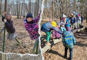 Dzieci bawiące się w lesie foto 1