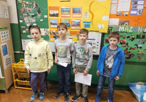 uczniowie na lekcji projektowej
