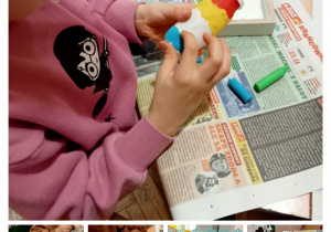 dzieci wykonują kolorowe obrazki i wazony używając plasteliny