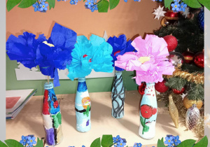 kwiaty z bibuły w wazonie z butelki foto 1