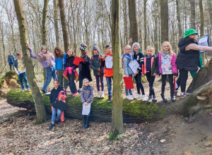 Klasa IIIb szuka wiosny w Lesie Łagiewnickim w ramach projektu "Pan Rok i jego cztery córki"