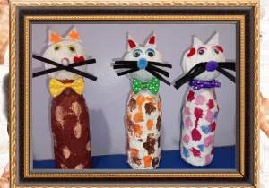koty z butelek i ręcznika papierowego foto 1