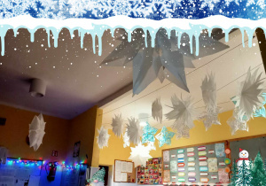 zimowa dekoracja w świetlicy - gwiazdy i śnieżynki foto1