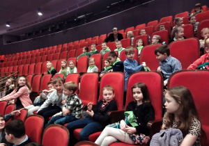 Uczniowie klas pierwszych w Teatrze Muzycznym